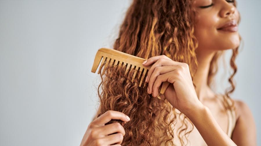 Óleos podem ser usados para finalizar cachos, mas também servem para outros tipos de cabelo - iStock