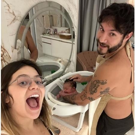 Viih Tube publicou foto do marido, Eliezer, dando banho na filha do casal, a pequena Lua - Reprodução / Instagram