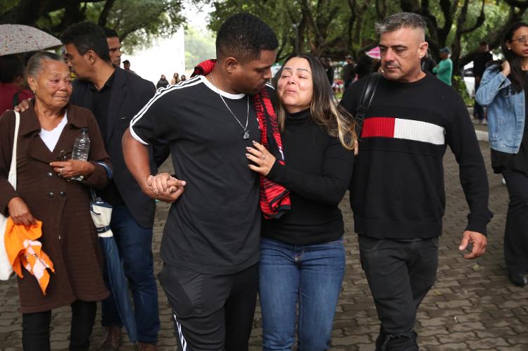 MC Cacau chega bastante abalada no cemitério no velório de MC Marcinho