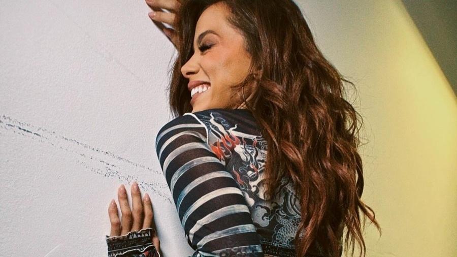 Anitta está divulgando sua nova música de trabalho 