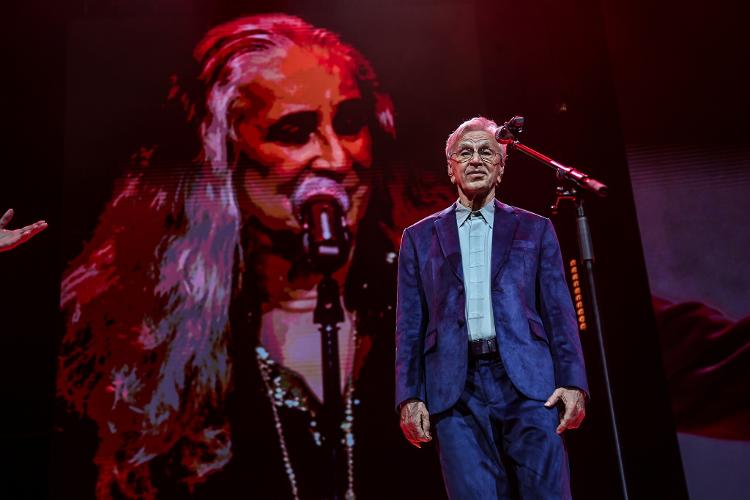 Caetano Veloso na estreia da turnê Caetano & Bethânia, no Rio, na noite de sábado (3)