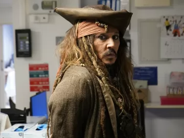 Afastado pela Disney, Johnny Depp visita hospital vestido de Jack Sparrow