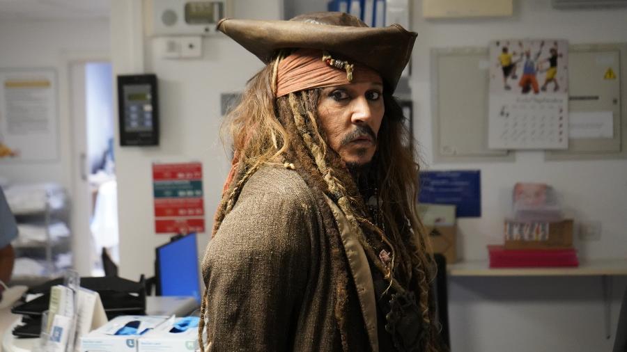 Johnny Depp 'encarnou' Jack Sparrow em visita a hospital da Espanha