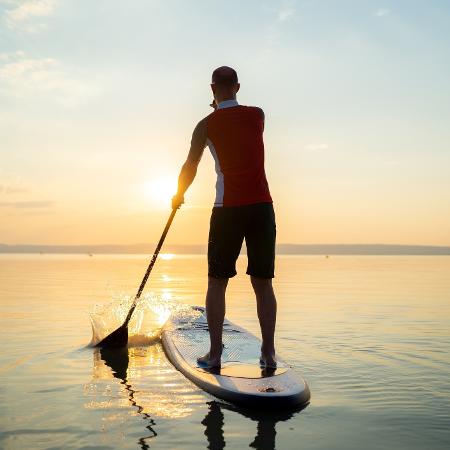 A prática de stand-up paddle ou SUP é ótima para desenvolver o equilíbrio A prática de stand-up paddle ou SUP é ótima para desenvolver o equilíbrio