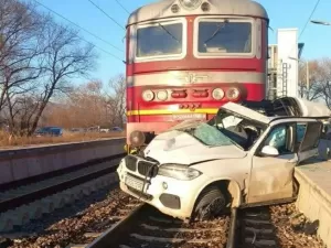 BMW é partido ao meio por trem, mas motorista escapa por 'milagre'