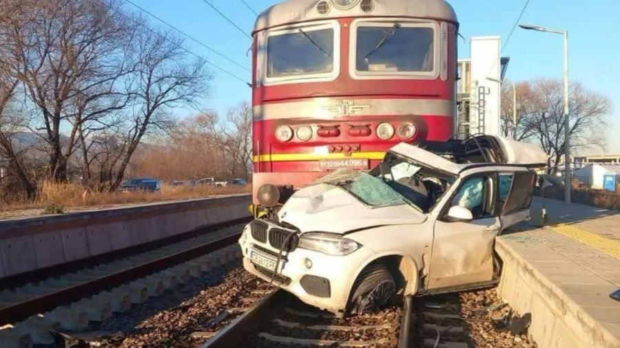 BMW X5 é dividido ao meio após colisão com trem na Bulgária