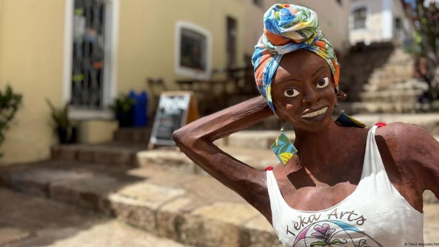 Estátua de Catarina Mina sorrindo a faz continuar viva na memória de São Luís Estátua de Catarina Mina sorrindo a faz continuar viva na memória de São Luís