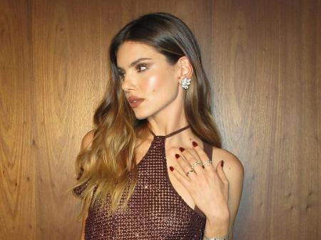 Camila Queiroz disse que sua mãe ainda trabalha como manicure - Reprodução/Instagram