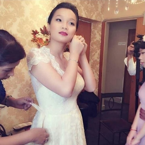 9.ago.2015 - Após o casório, Jiang compartilha um registro do making of: "Mamãe ajudando a vestir"
