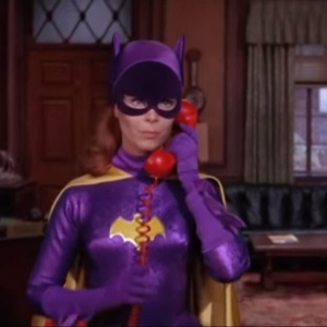 Yvonne Craig interpretando a Batgirl na famosa série de televisão do "Batman" 