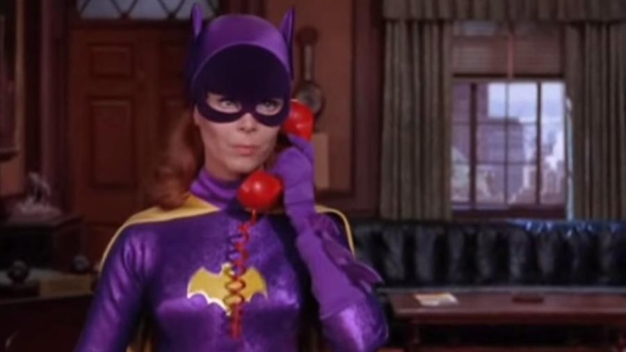 A atriz Yvonne Craig como a Batgirl clássica da série de TV "Batman" - Reprodução