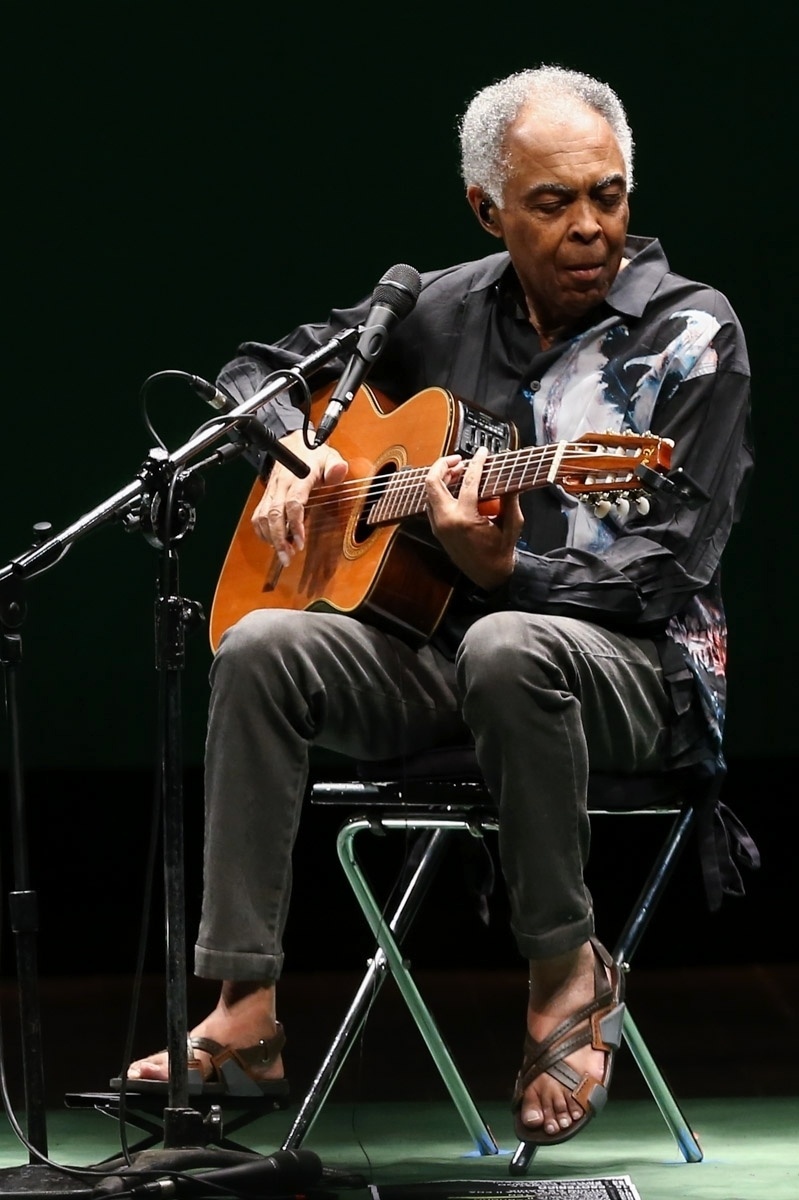 20.ago.2015 - Na noite desta quinta-feira, Caetano Veloso e Gilberto Gil se apresentaram no Citibank Hall, em São Paulo. No palco, bandeiras dos estados brasileiros foram penduradas como em um varal, e um painel ao fundo revelava formas geométricas coloridas - Manuela Scarpa/Photo Rio News