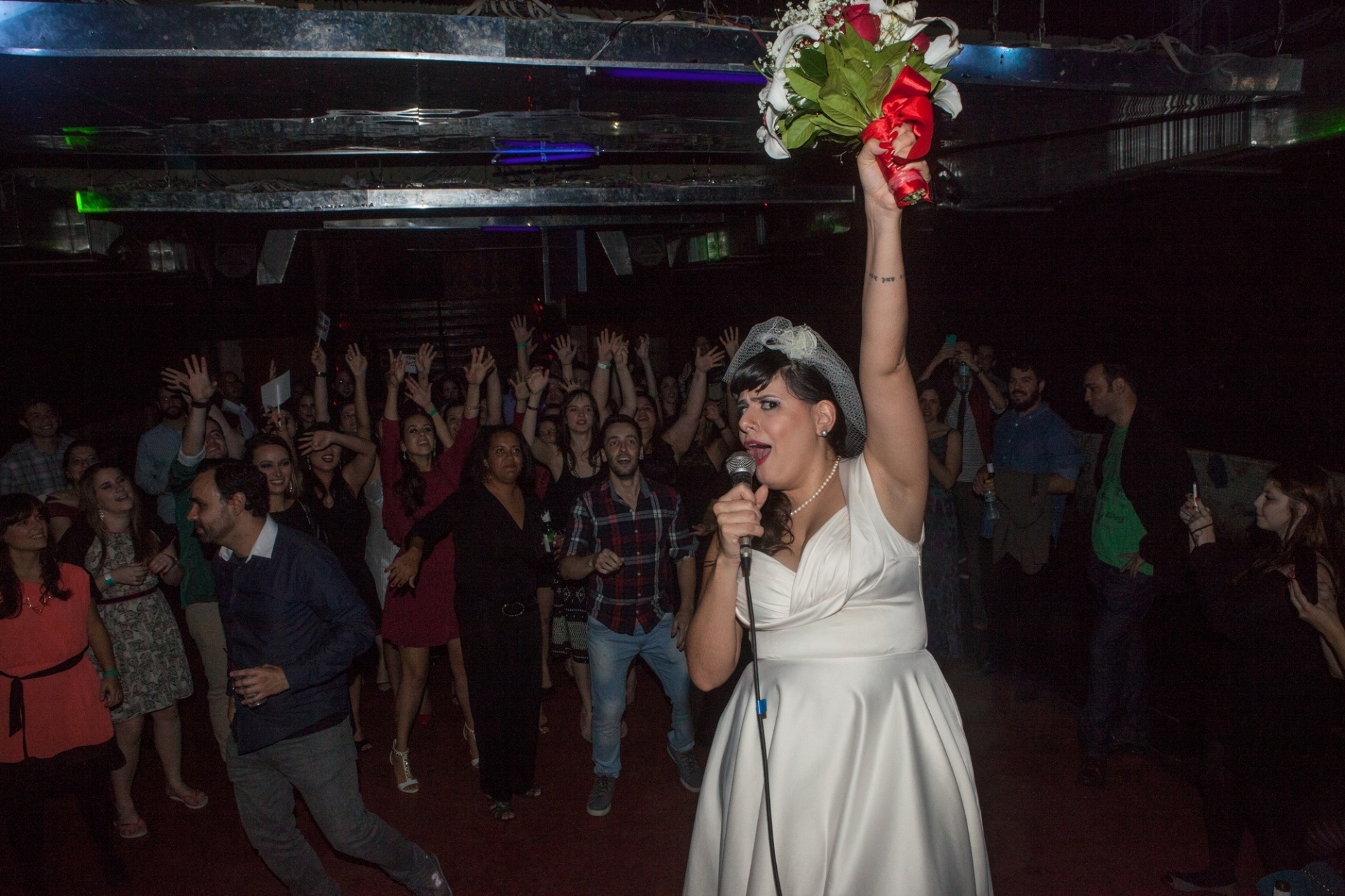 Apesar de irreverente, a noiva não abriu mão de algumas tradições matrimoniais e jogou o buquê para compartilhar sua sorte no amor com os convidados - Divulgação/Anna Silveira