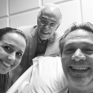 Nelson Freitas posa no hospital, onde se recupera de uma diverticulite: "Meus salvadores, Dr Ribamar e Dra Marcela"