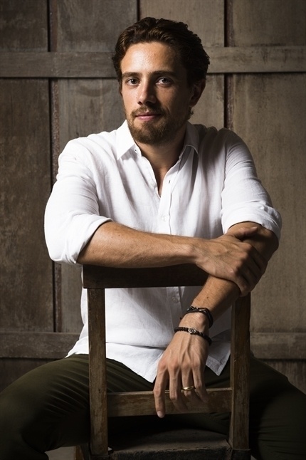 8.out.2015- "É um exercício legal. No primeiro dia, tinha um texto que falava sobre uvas manipuladas manualmente, e acabei falando como se fosse um texto de época! Expliquei pros colegas que estava difícil voltar pro contemporâneo", brincou Rafael Cardoso - João Cotta/TV Globo