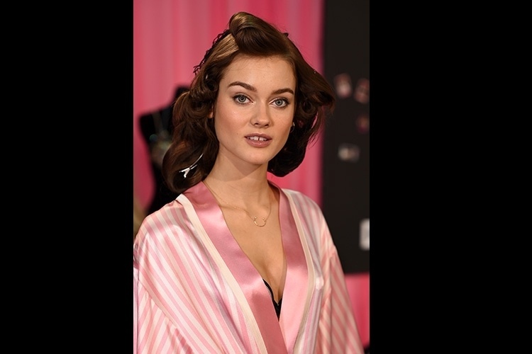 Jac Jagaciak do Victoria's Secret Fashion Show 2015 com rolos no cabelo - Getty Images