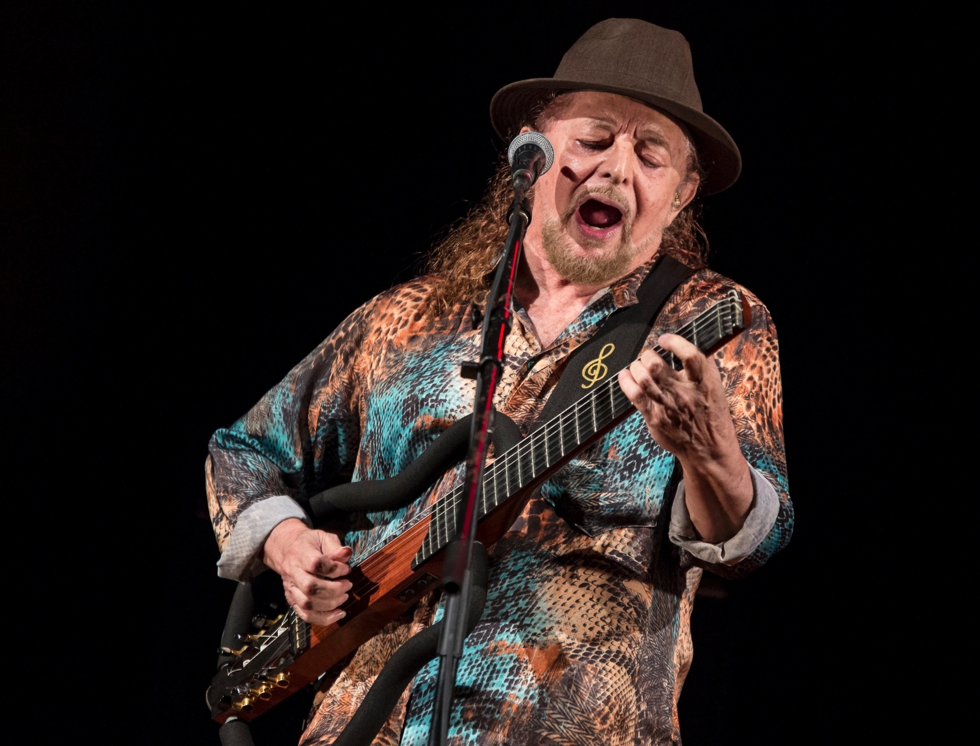 22.mai.2016 - O cantor Geraldo Azevedo se apresenta no palco Teatro Municipal durante a Virada Cultural, em São Paulo - Suamy Beydoun/Futura Press/Estadão Conteúdo