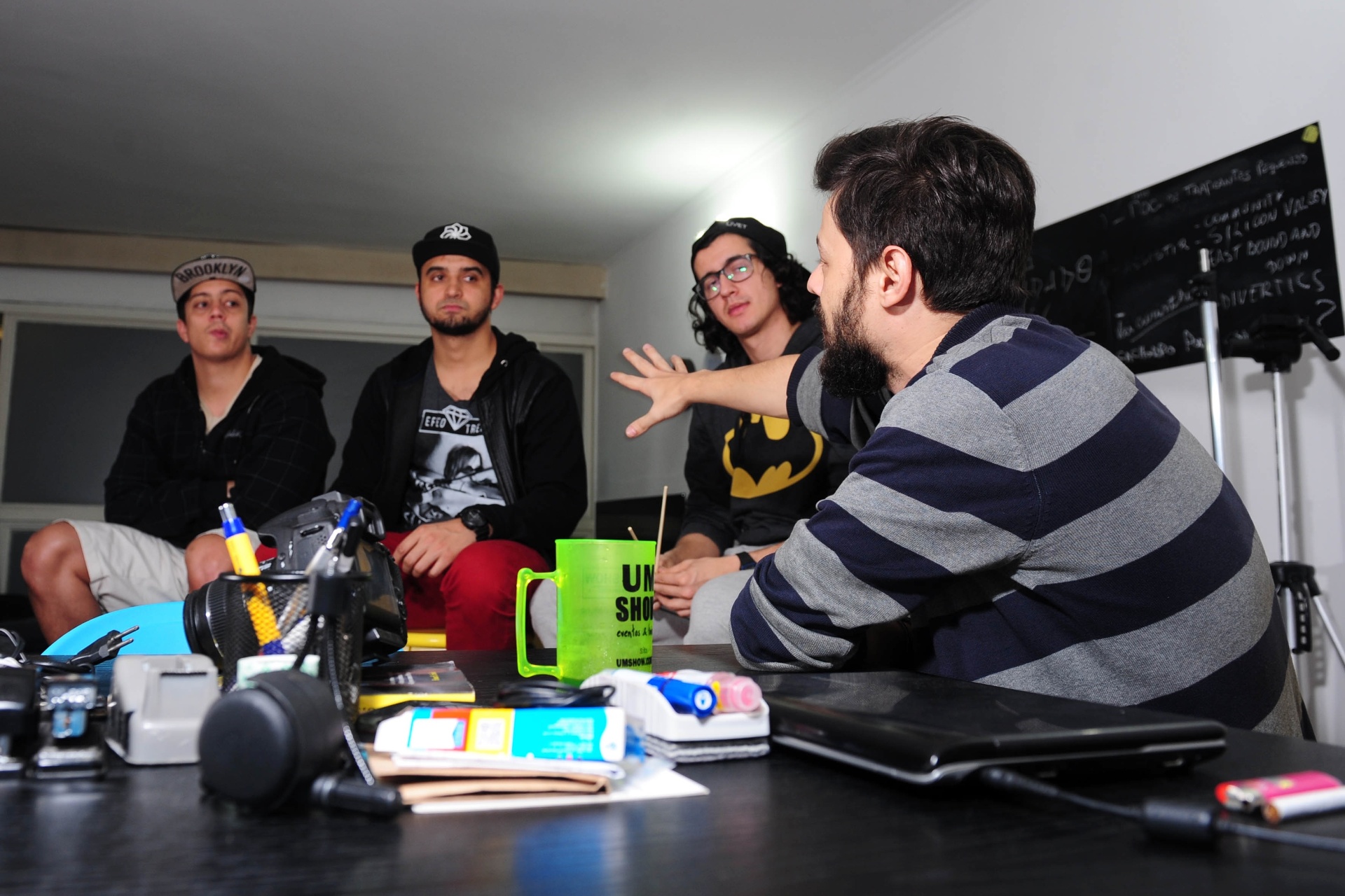 Na sala de casa, os humoristas discutem ideias para os novos espetáculos e uma grande mesa - Junior Lago/UOL