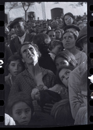 Chim (David Seymour)  [Mulher amamentando e escutando um discurso político perto de Badajoz, Espanha, maio de 1936.] - © Estate of David Seymour / Magnum  Collection International Center of Photography - © Estate of David Seymour / Magnum  Collection International Center of Photography