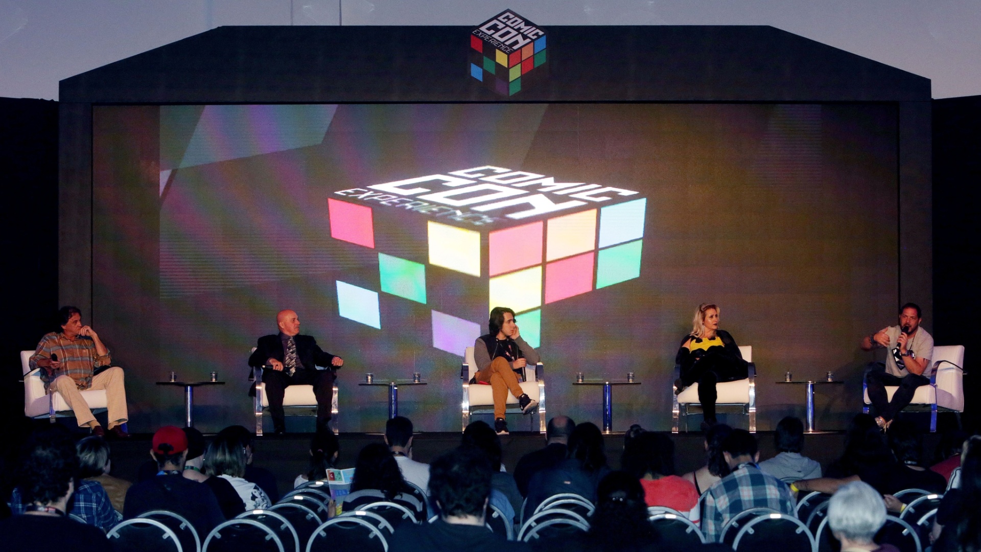 1º.dez.2016 - O cantor Conrado, a ex-paquita Andrea Sorvetão, o youtuber Felipe Castanhari (do Canal Nostalgia, mediador do painel), o lutador Michel Serdan e Roberto Berttini, o Dengue do "Xou da Xuxa" (da dr. para a esq.) falam sobre os anos 1980 na CCXP - Ricardo Matsukawa/UOL