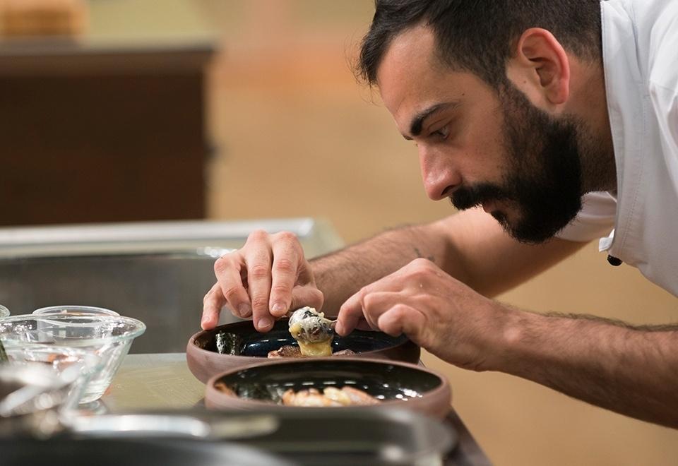 Finalista do "MasterChef Profissionais", que termina na próxima terça (13), Marcelo Verde levou muitas críticas dos jurados no início do relity show por pratos, no mínimo, criativos. Aos poucos, o chef de 27 anos acabou conquistando Jacquin, Fogaça e Paola Carosella. Ousado e impulsivo, ele foi chamado de "louco" pelos rivais por invenções como picles de folha de cenoura e baião de dois de banana - Carlos Reinis/Band