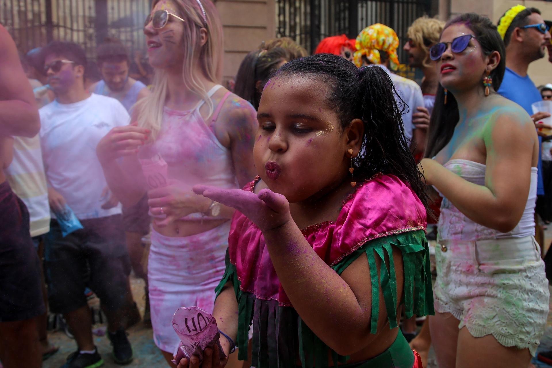 É cor pra todo canto no bloco "Holi Folia", no Vale do Anhangabaú, em São Paulo - AMANDA PEROBELLI/ESTADÃO CONTEÚDO