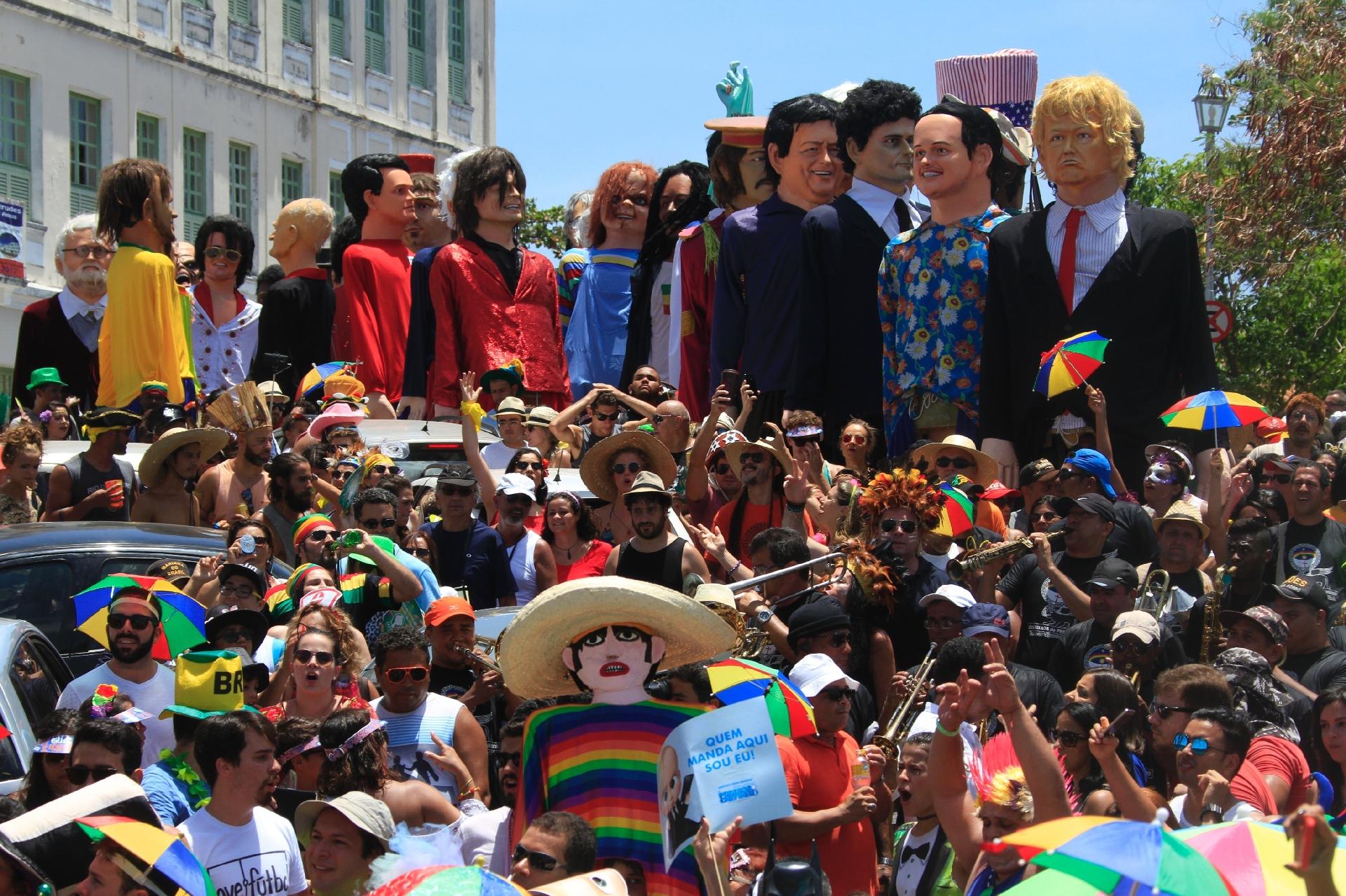 Os tradicionais bonecos gigantes de Olinda já estão nas ruas para desfilar nesta segunda--feira (27) - BOBBY FABISAK/JC IMAGEM/ESTADÃO CONTEÚDO