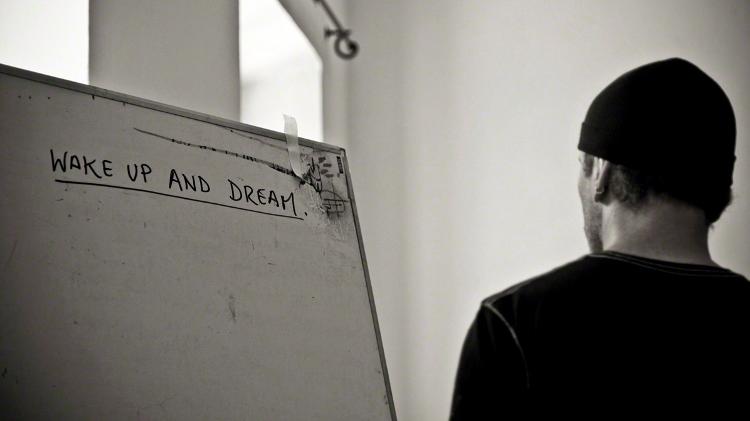 O guitarrista do U2, The Edge, em estúdio: "Acorde e sonhe" - Julian Lennon - Julian Lennon