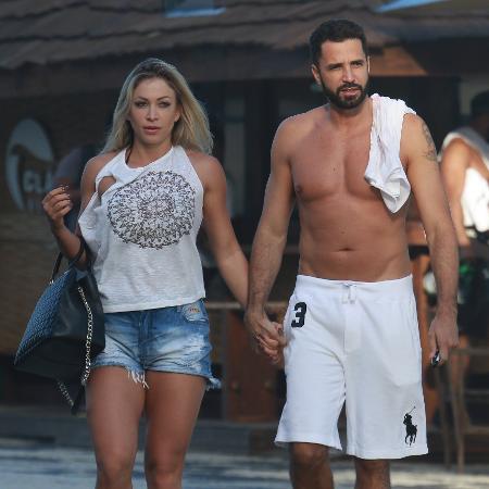 Latino é visto deixando praia no Rio de Janeiro com a namorada - AgNews - AgNews