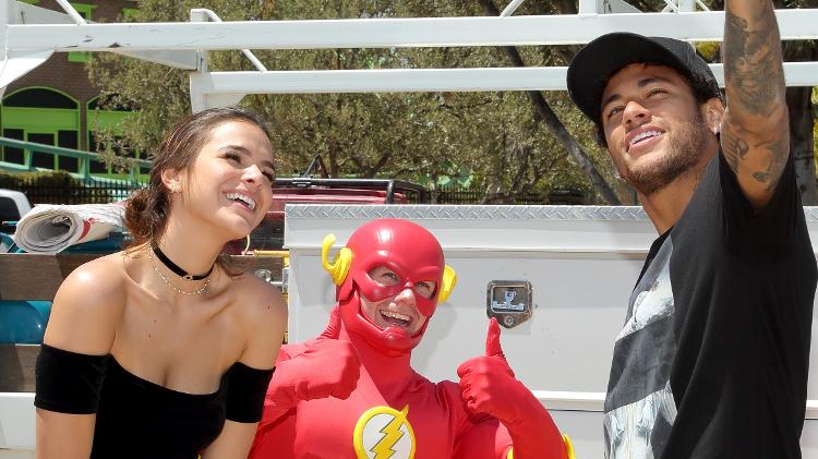 Neymar e Bruna Marquezine fazem selfie com um Flash no parque Six Flags Magic Mountain, na Califórnia - Mathew Imaging/WireImage - Mathew Imaging/WireImage