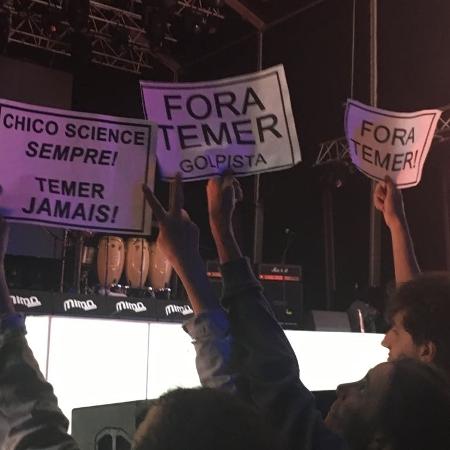 Público mostra cartazes de "Fora Temer" em show da Nação Zumbi em Portugal - Adriana de Barros/UOL - Adriana de Barros/UOL