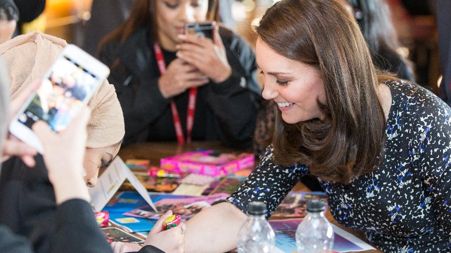 A duquesa de Cambridge ganhou uma tatuagem ao visitar m centro comunitário em Sunderland, no interior da Inglaterra - Getty Images