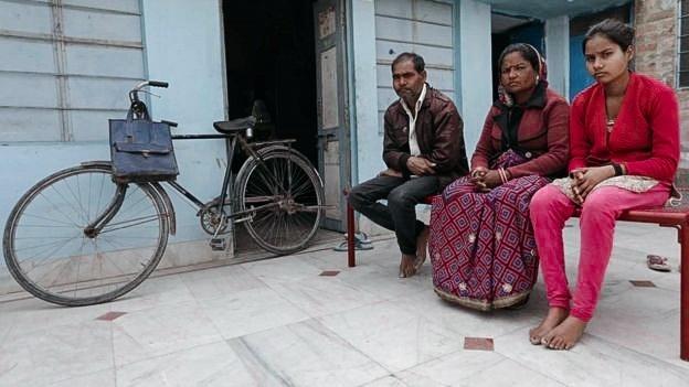 Em famílias pobres como a de Monika, somente as filhas mais velhas recebem educação formal - Peter Leng/Neha Sharma/BBC