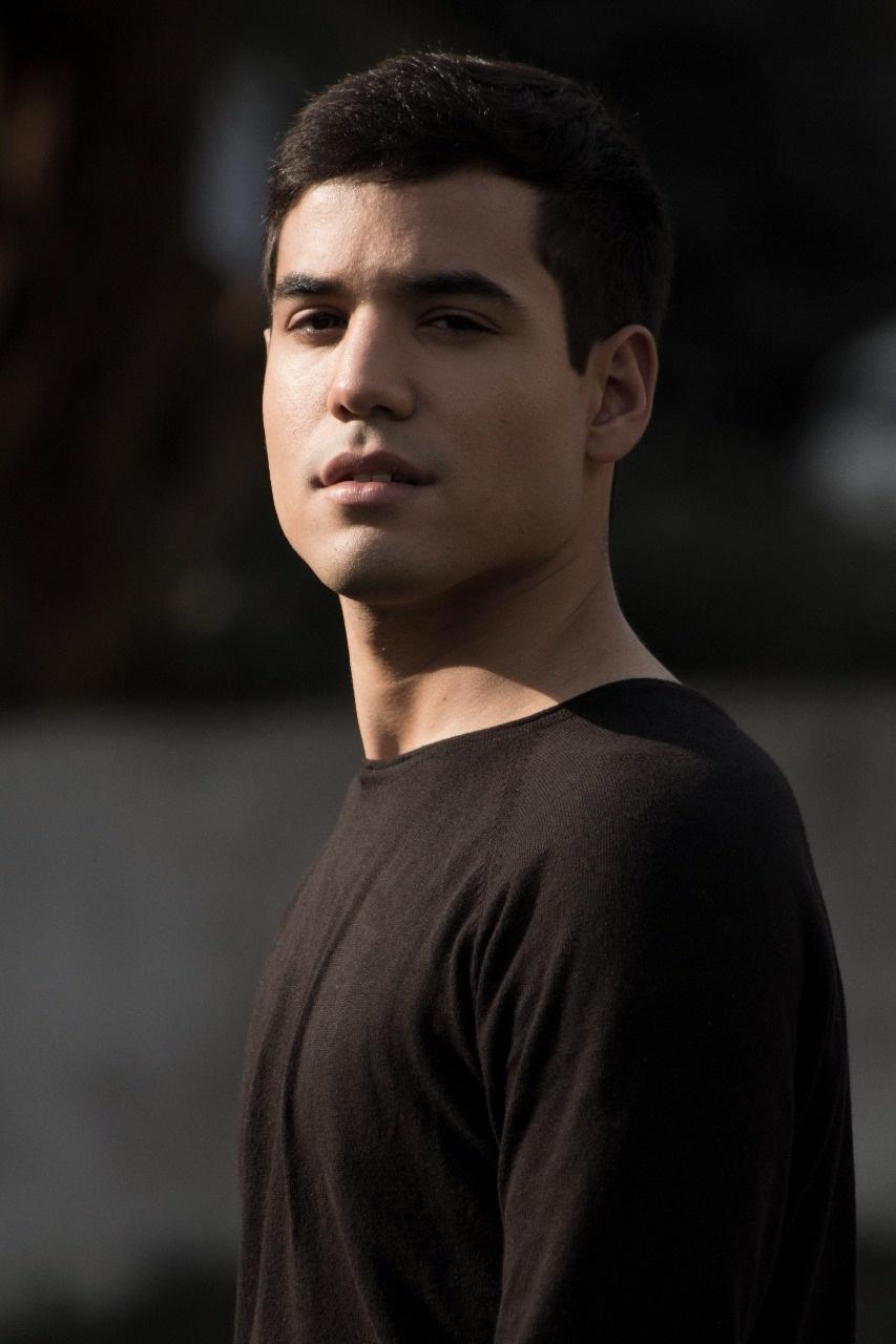 Bruno Gadiol lançou a nova música, "Sem Costume", em parceria com o cantor Gabriel Nandes, e que mostra a história de amor entre dois homens - Imagem/Divulgação