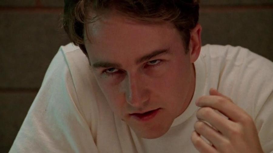 Edward Norton em cena de "As Duas Faces de um Crime" (1996) - Divulgação