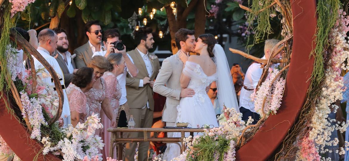 Klebber Toledo e Camila Queiroz trocam beijo durante cerimônia de casamento em Jericoacoara (CE) - Manuela Scarpa/Brazil News