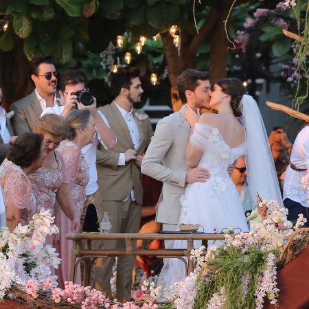 Klebber Toledo e Camila Queiroz trocam beijo durante cerimônia de casamento em Jericoacoara (CE) - Manuela Scarpa/Brazil News