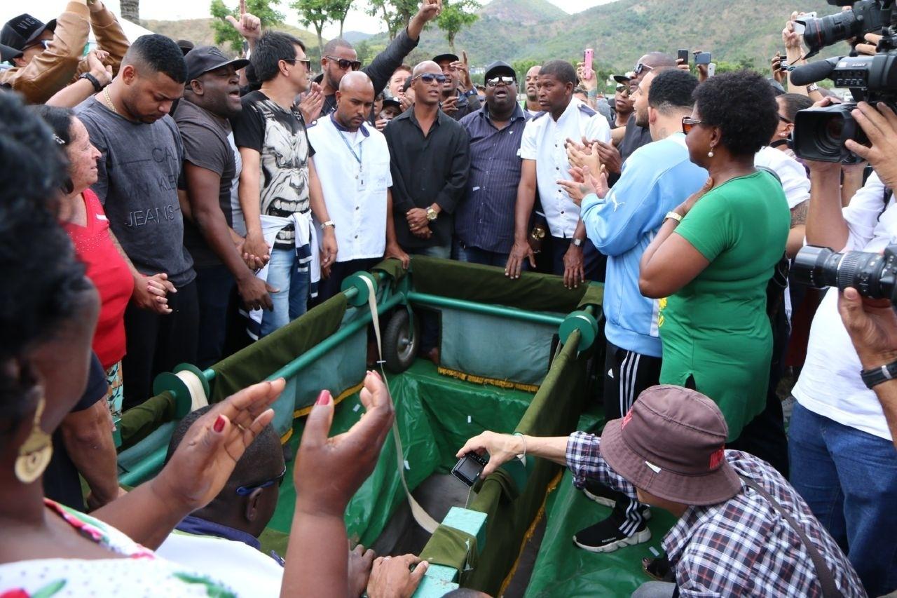 Emoção marca o enterro de Mr. Catra no Rio de Janeiro - Daniel Pinheiro/AgNews