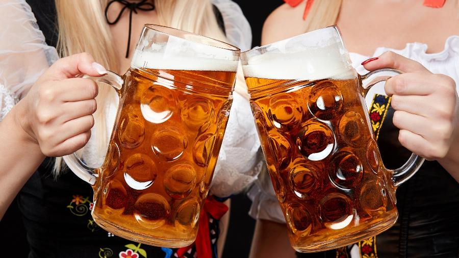 Cervejas em festa de Oktoberfest - Getty Images/iStockphoto