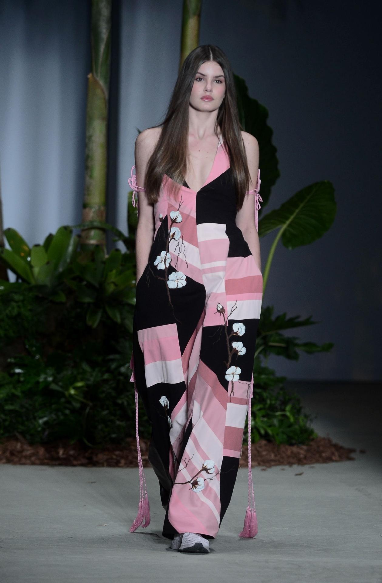 Camila Queiroz desfila pela grife João Pimenta - Francisco Cepeda/AgNews