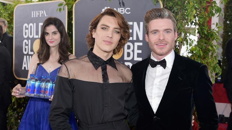 A "moça da água" encara a câmera em foto dos atores Cody Fern e Richard Madden no Globo de Ouro - Stefanie Keenan/Getty Images for FIJI Water - Stefanie Keenan/Getty Images for FIJI Water