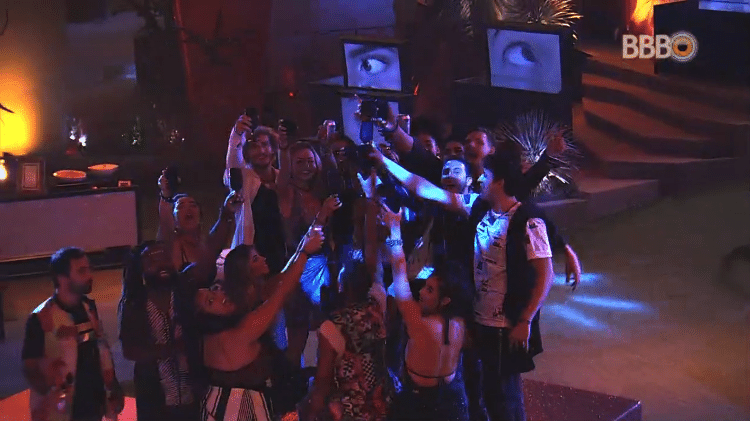 Brothers fazem brinde durante "Festa Art" - Reprodução/GloboPlay - Reprodução/GloboPlay