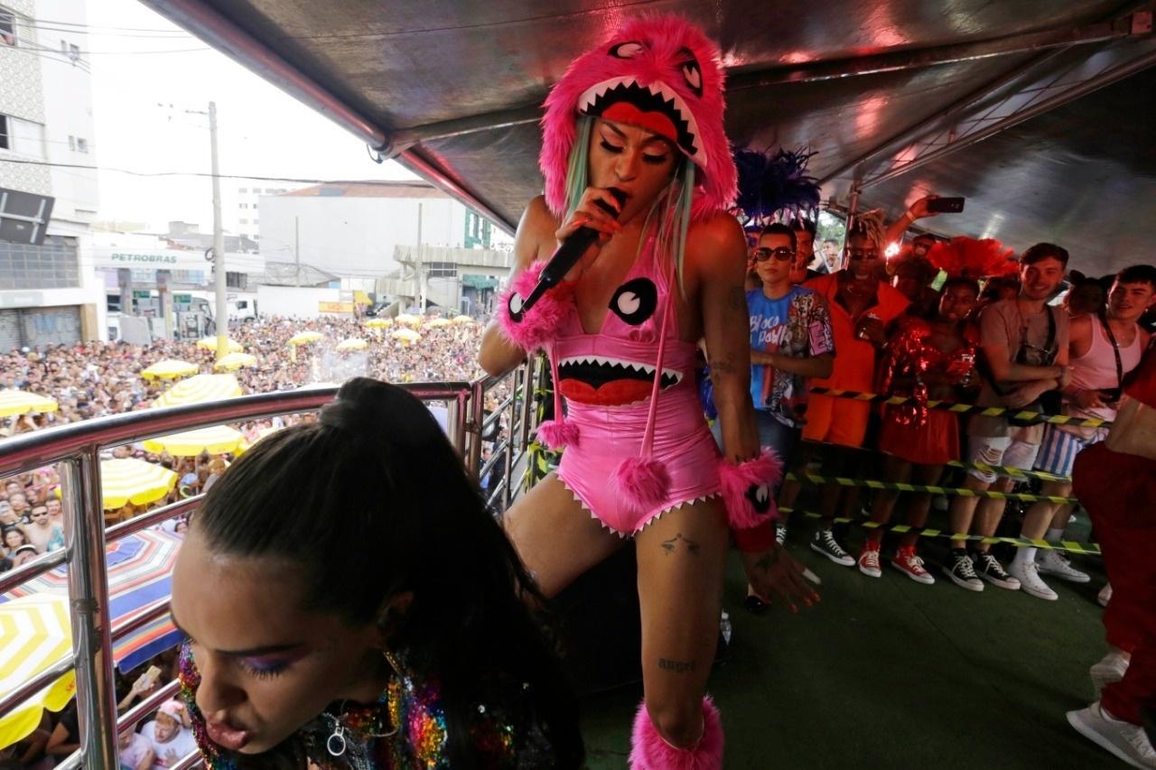 Com maiô rosa, Pabllo Vittar faz Carnaval pop com seu bloco em São Paulo - Nelson Antoine/UOL