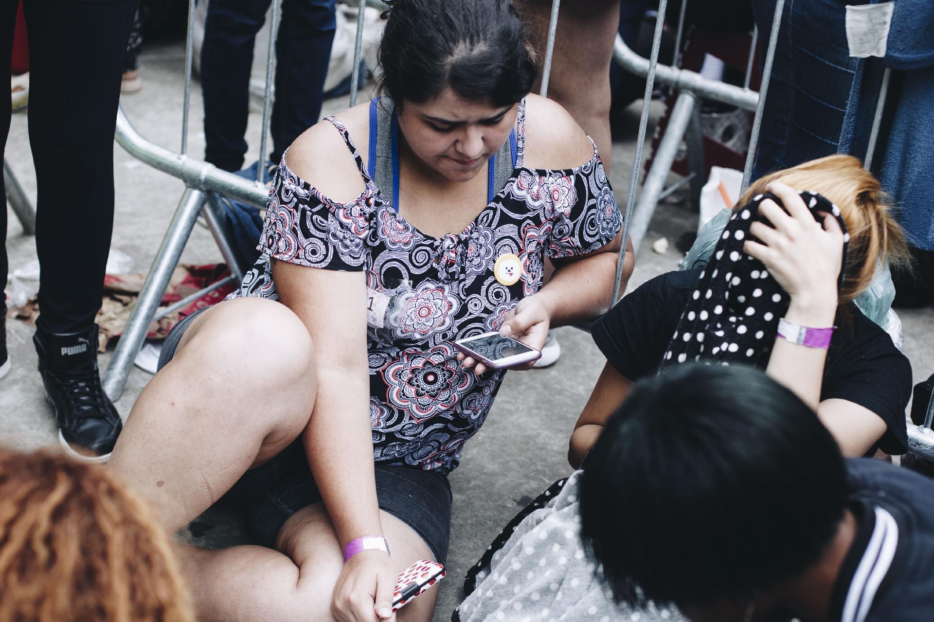 Com mais de 5 mil pessoas na fila, fãs enfrentam chuva para comprar ingressos para o show do BTS no Allianz Parque, em São Paulo - Carine Wallauer/UOL