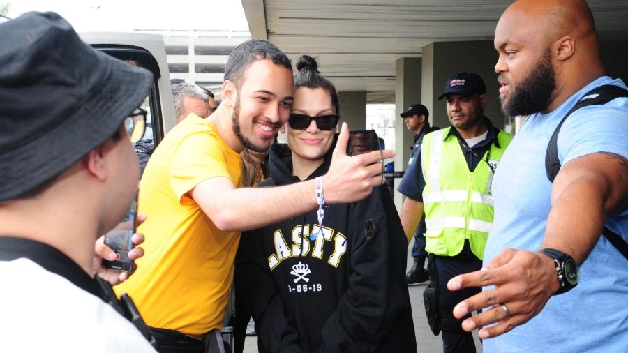 Jessie J interage com fãs em sua chegada ao Rio de Janeiro - Webert Belicio/AgNews
