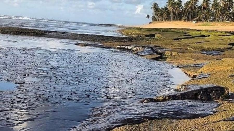 Na praia, no Pernambuco: óleo por todos os lados - iStock