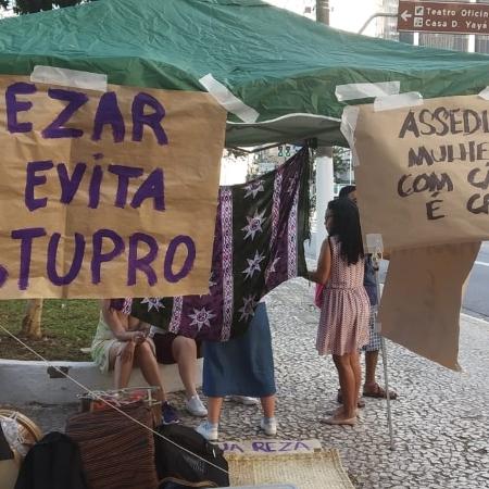 Grupo pró-aborto legal em frente a hospital Pérola byington