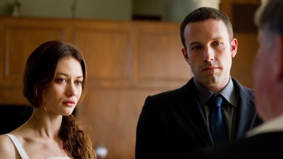 Olga Kurylenko com Ben Affleck em cena de Amor Pleno (2012) - Divulgação/IMDb