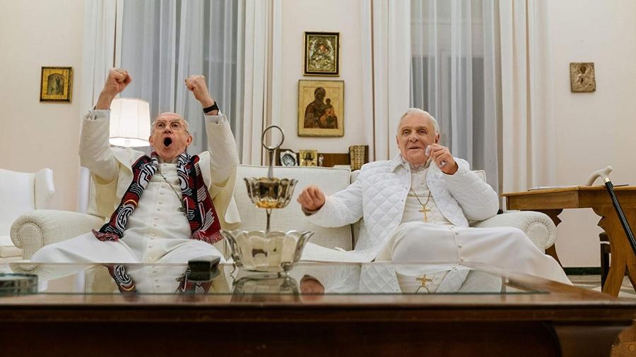 Jonathan Pryce e Anthony Hopkins em cena de Dois Papas - Divulgação/IMDb