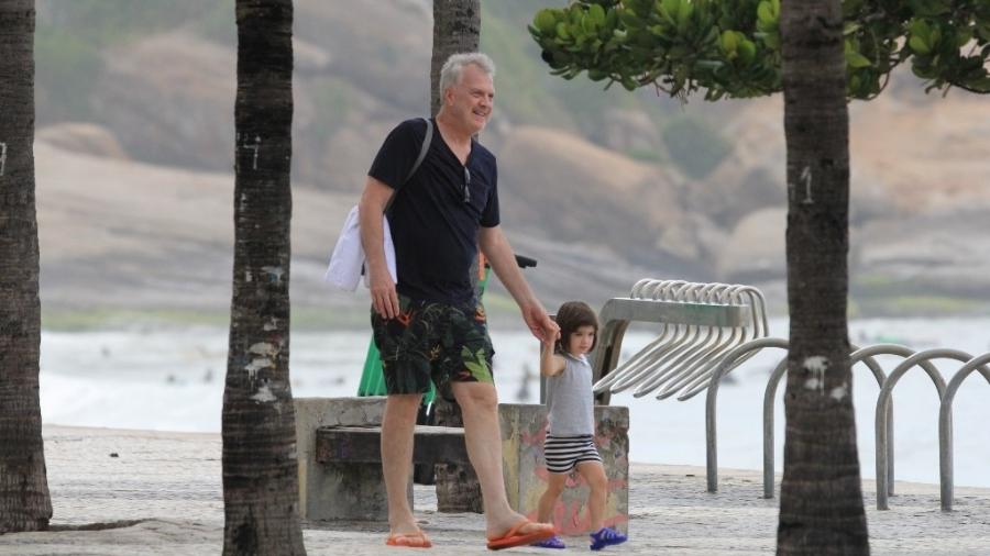 Pedro Bial passeia com a filha, Laura, por Ipanema - AgNews